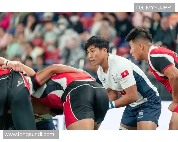 足球明星跨界挑战橄榄球赛场展现全新运动魅力与激情